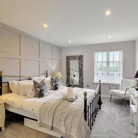 Stylish Flat With Private Parking 아파트 *