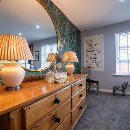 Stylish Flat With Private Parking 아파트 *