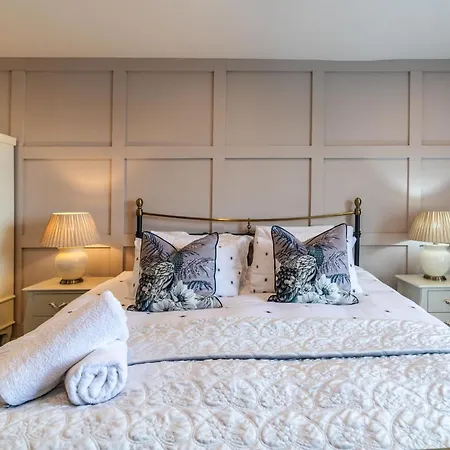 Stylish Flat With Private Parking 约克