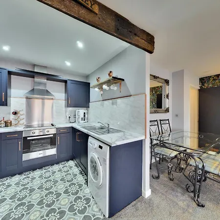 Stylish Flat With Private Parking *