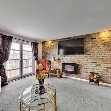 Stylish Flat With Private Parking *