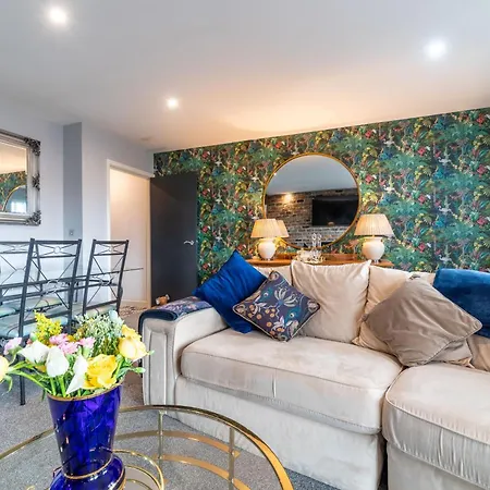 Апартаменты Stylish Flat With Private Parking