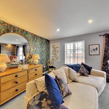 Stylish Flat With Private Parking *