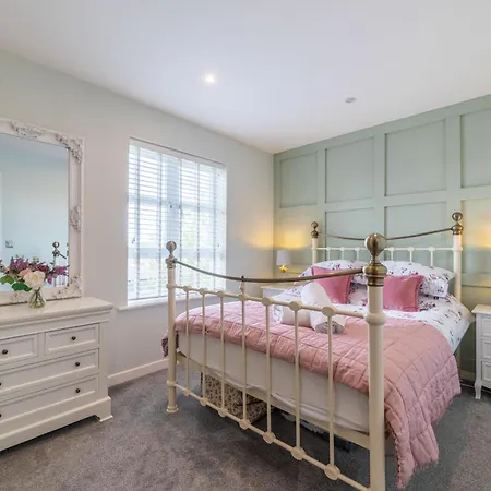 Апартаменты Stylish Flat With Private Parking