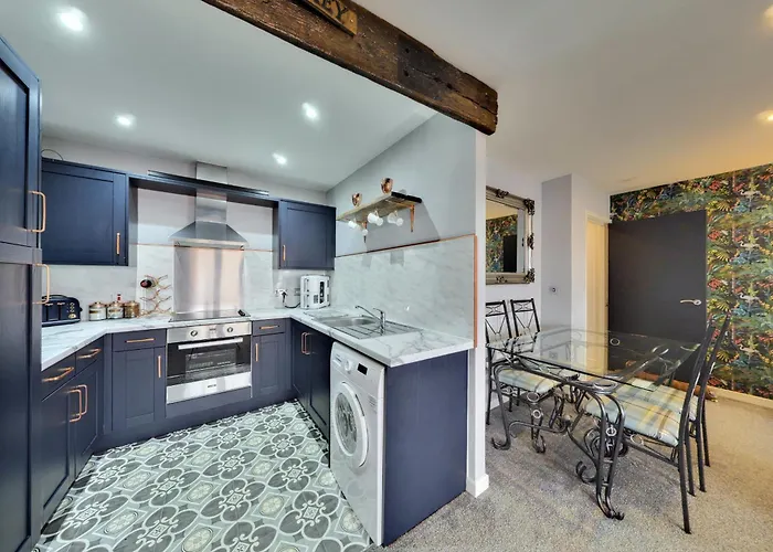 Stylish Flat With Private Parking *