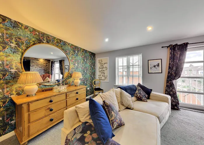 Stylish Flat With Private Parking *